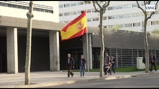 Una gran bandera española ondea en Barcelona