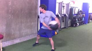 Passe lateral na parede c/ medicine ball