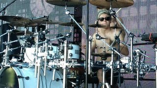 Niall playing drums shirtless in San Diego!