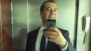 Дмитрий Медведев сделал первое селфи