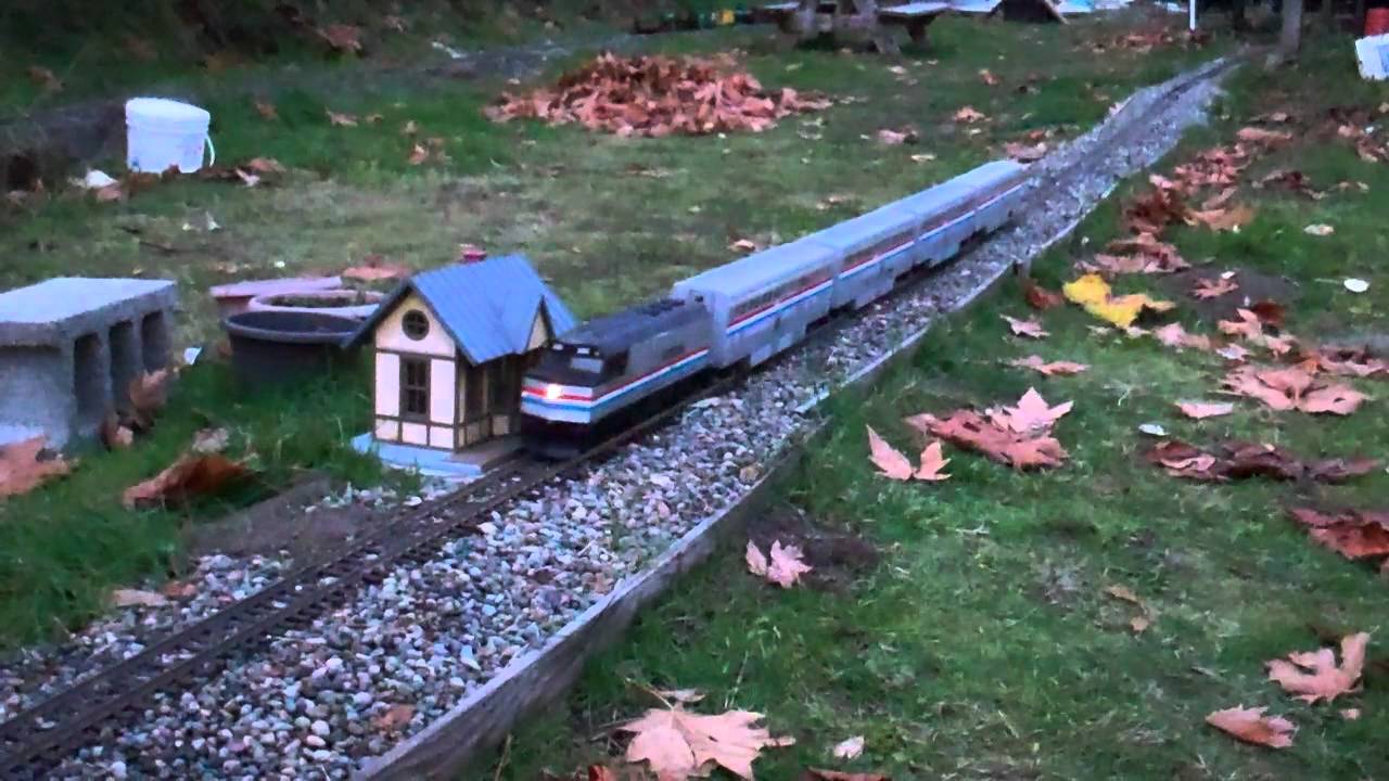 Scale Trains (Amtrak F40PH &amp; 4 Superliner Coaches) - YouTube