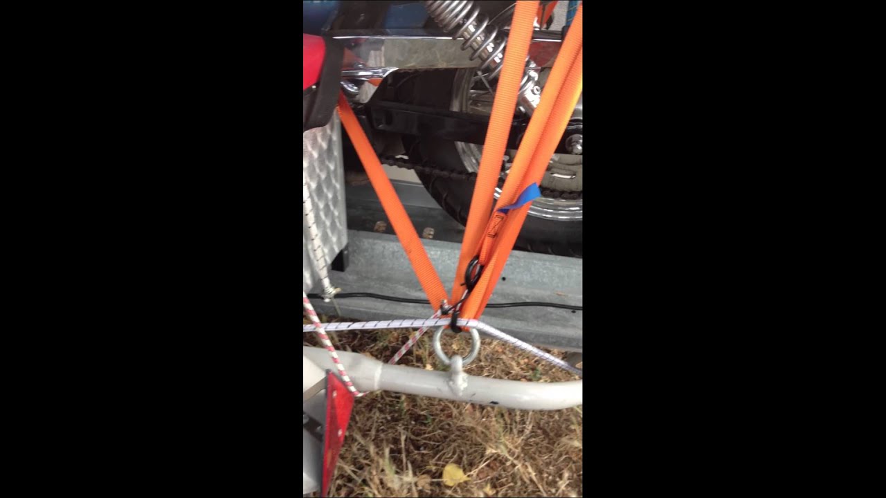 Comment attacher sa moto sur une remorque? YouTube