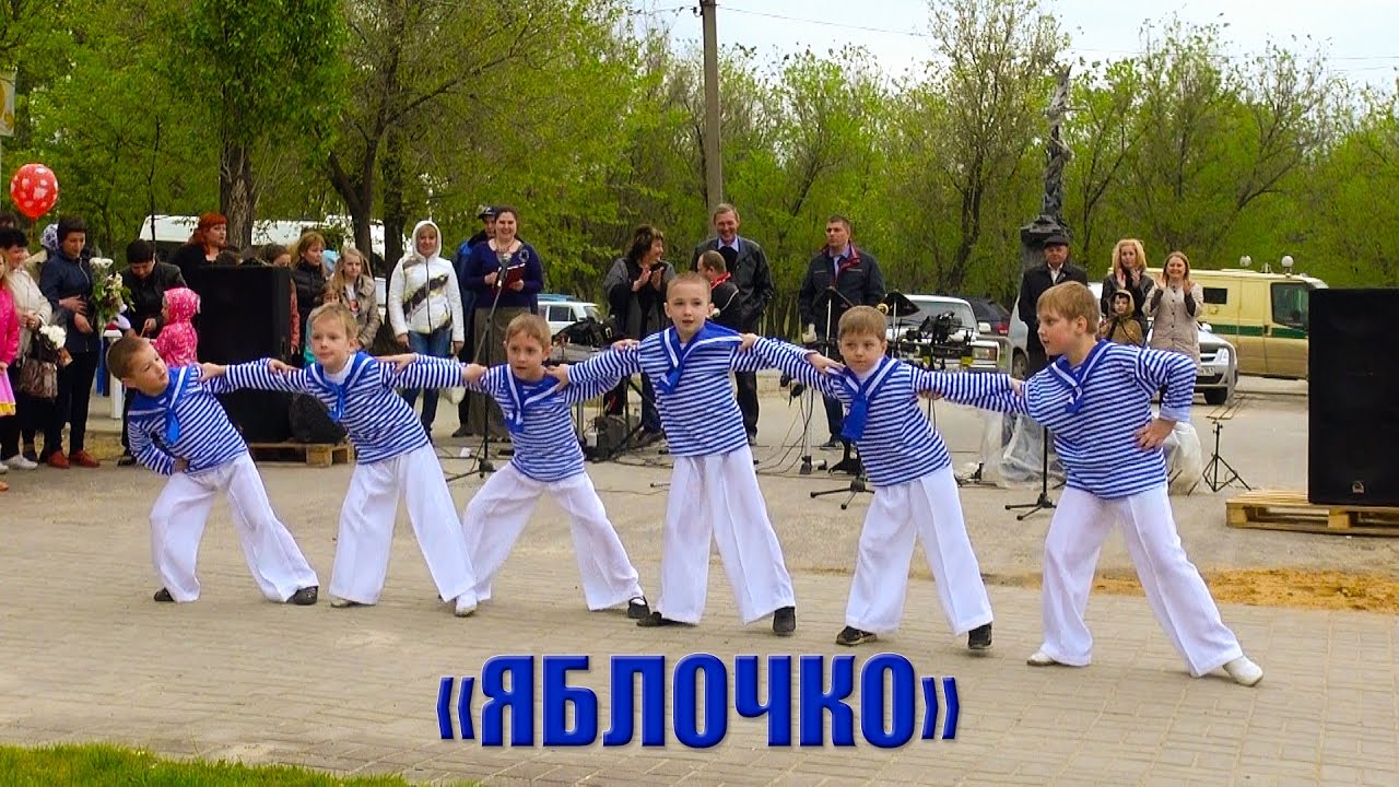 Танцуют яблочко на свадьбе друга Танцуют яблочко на свадьбе друга