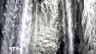 Из-за экстремального холода практически замерз знаменитый Ниагарский водопад