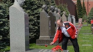 Зюганов в адидасе у могилы Сталина взорвал Рунет