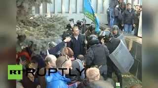 Демонстранты штурмуют здание СБУ в Луганске