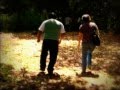 Dos personas caminando.
