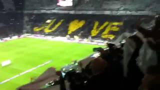 Tifoso Napoletano canta JUVE MERDA tra i tifosi Juventini durante la partita Juventus - Napoli 3-0