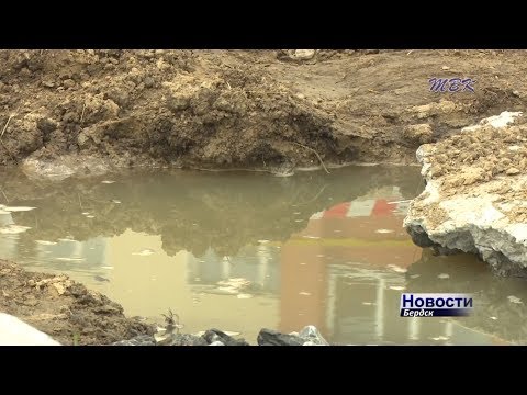 Проваливается асфальт и топит фекальными водами продуктовый магазин в Бердске Проваливается асфальт и топит фекальными водами продуктовый магазин в Бердске