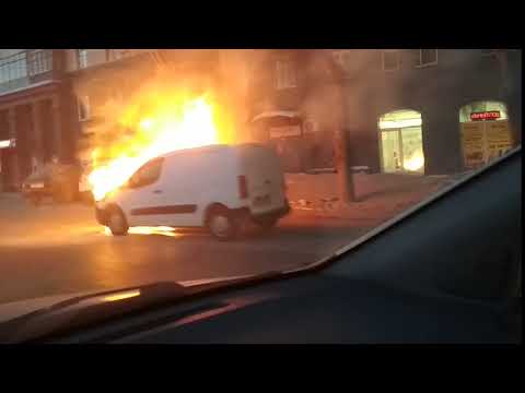 На Станиславского загорелась машина: полицейские оцепили место пожара На Станиславского загорелась машина: полицейские оцепили место пожара