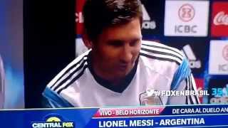 Messi desmiente que no quiso saludar a un nene en el Argentina-Bosnia.. Grabado por Gina Kadamani