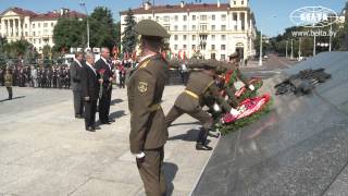 Лукашенко накануне Дня Независимости возложил венок к монументу Победы
