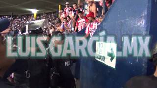 LAMENTABLES IMAGENES DE VIOLENCIA BARRA CHIVAS Y POLICIA CLASICO TAPATIO ATLAS VS CHIVAS J12 CL 2014