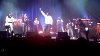 omar sy au concert de earth wind and fire !!