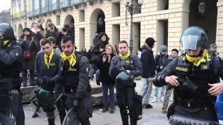 Torino, poliziotti dopo scontri si tolgono i caschi: la gente in piazza applaude