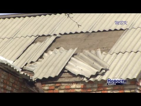 Тает снег, падают крыши. В п. Агролес шифер кровли многоквартирника упал вместе со снегом Тает снег, падают крыши. В п. Агролес шифер кровли многоквартирника упал вместе со снегом