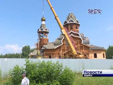 На крыше Богоявленского собора в Бердске устанавливают купола