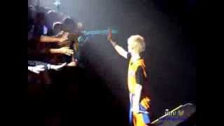 [Fancam] #SS5BKKDay2 130804 Henry get T-shirt from fan