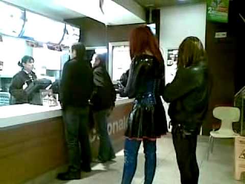 Eine Lebendige Gummipuppe und sein Sklave mit Leine bei Mc Donalds ...
