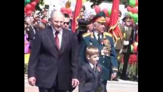 батька Лукашенко 9 мая с народом в Минске