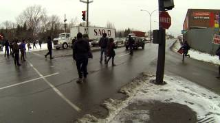 2013-12-02 - Une voiture fonce dans un blocage en solidarité avec Elsipogtog