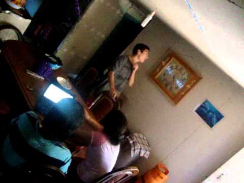 golpe a una chica que estaba viendo porno en el celular - YouTube