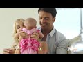 Luis Fonsi y Agueda Lopez Posando con su hija Mikaela (People En Español)