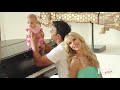 Luis Fonsi y Agueda Lopez Posando con su hija Mikaela (People En Español)