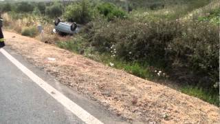 Cappotta e finisce in cunetta