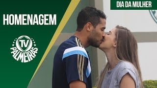 Esposas e filhas dos atletas do Palmeiras fazem visita surpresa no treino e recebem homenagem