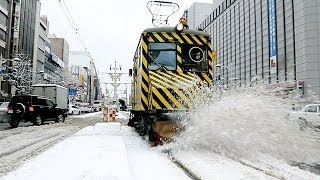 雪はね飛ばすササラ電車、今冬初出動　札幌市電