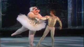 Rudolph Nureyev y la cerdita Peggy bailando