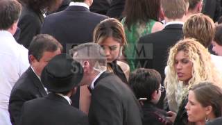 Nabilla marche sur le tapis rouge à Cannes comme une parfaite inconnue.