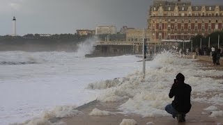 La Grande Plage de Biarritz submergée par les vagues (huge waves)