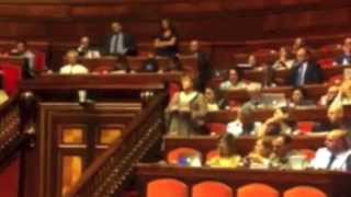 La senatrice 5 Stelle danza in Parlamento