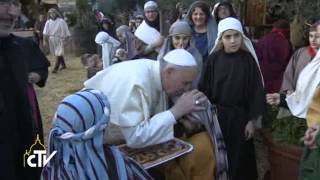 Il Papa visita il presepe vivente di una parrocchia romana