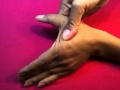 Faire massage des mains - Soulager migraine