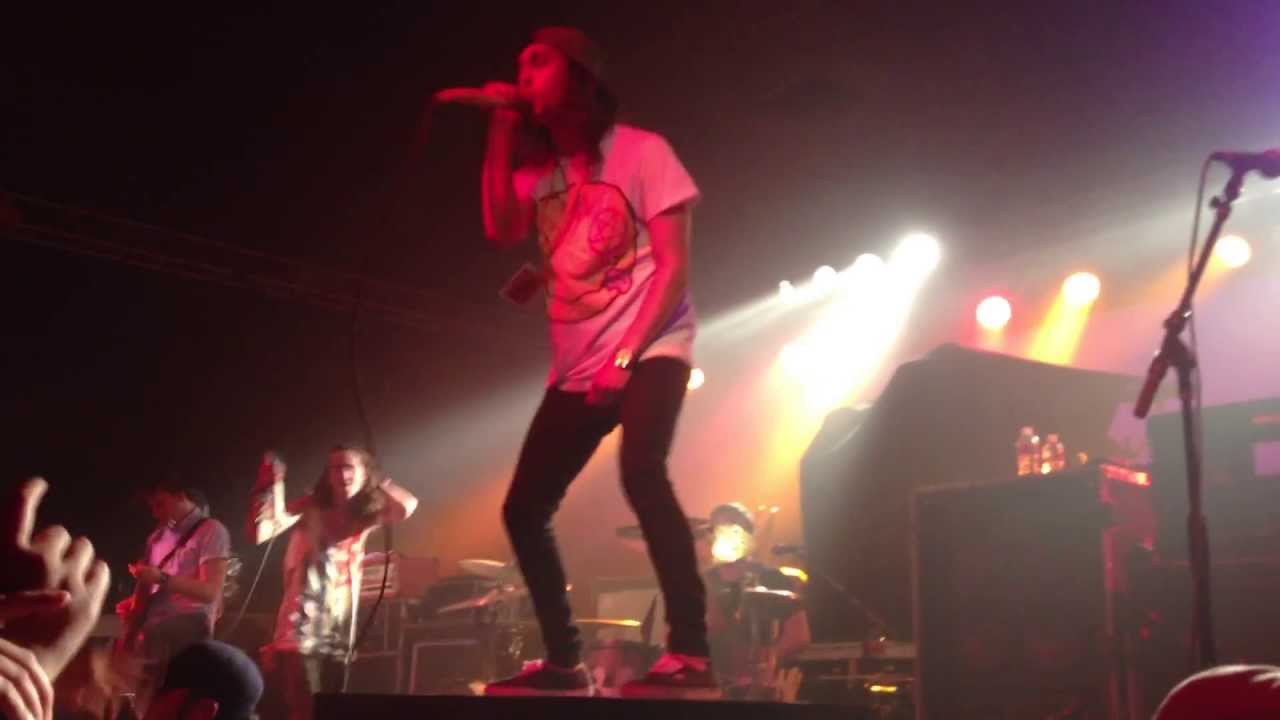 Mayday Parade featuring Vic Fuentes (of Pierce the Veil) - Somebody ...