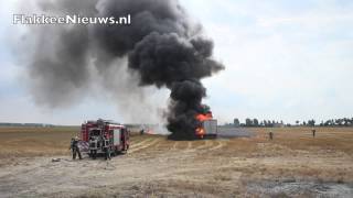 Vrachtwagen in brand op akkerland bij Herkingen