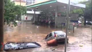 Chuva cai forte mais uma vez nesta tarde, arrasta carros e ilha pessoas