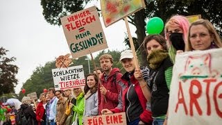 Wir haben es satt: Tausende umzingeln Schlachthof in Wietze