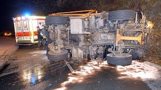 Glätte: Streufahrzeug kippt am Edersee um, Fahrer schwer verletzt