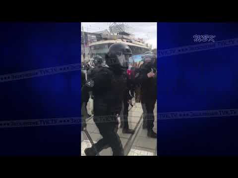 Нескольких человек задержали бойцы ОМОНа во время митинга в Новосибирске Нескольких человек задержали бойцы ОМОНа во время митинга в Новосибирске