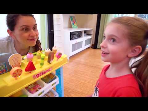 Alicia and dolls playing selling ice cream and other fun food toys