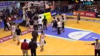 20140221 UBA 台師大 VS 義守 場上打架