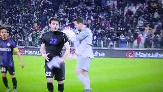 DIEGO MILITO invita i suoi compagni ad andare a gettare le maglie ai tifosi dell'INTER