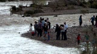 Ciudadanos desobedecen y rodean caudal del río Sacramento