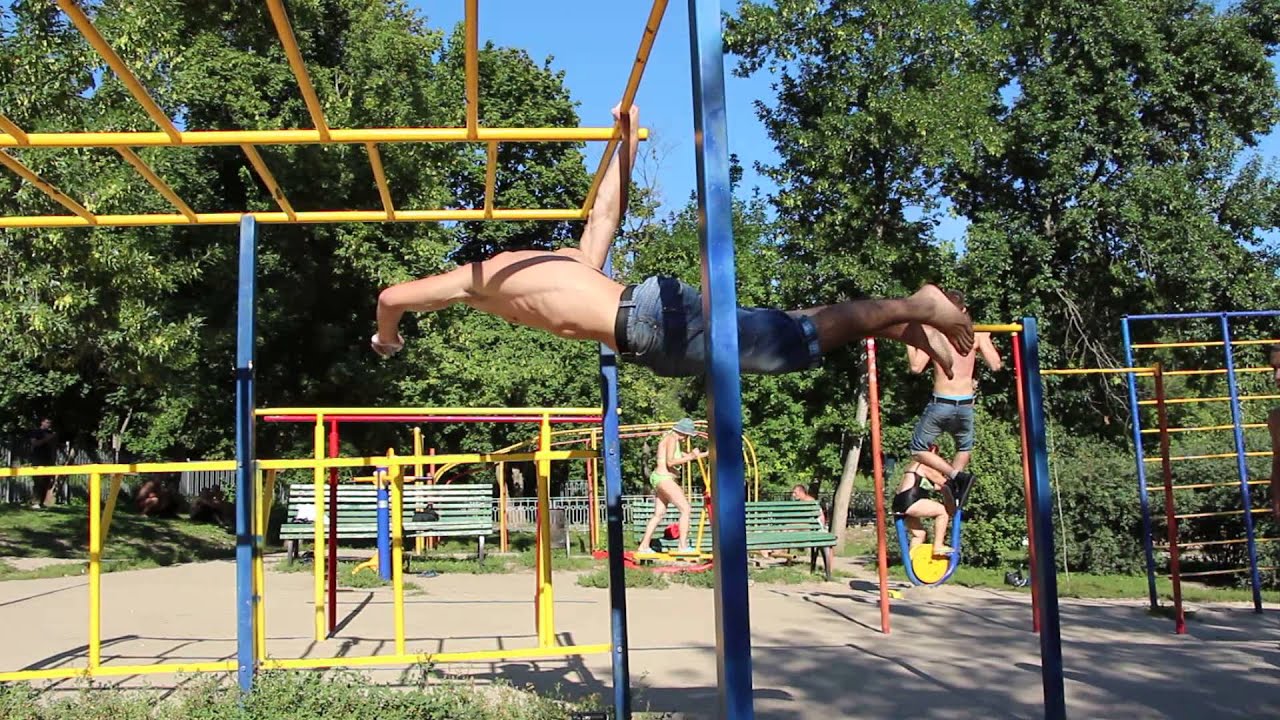 Как сделать подъем с переворотом на турнике Как сделать подъем с переворотом на турнике