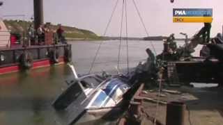 Затонувший на Иртыше теплоход подняли со дна при помощи плавучего крана