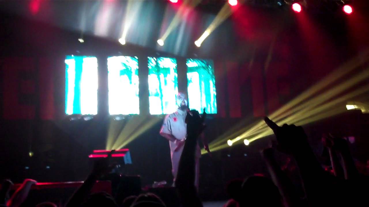 Tech N9ne - Riot Maker/Am i a Psycho "Live" - YouTube